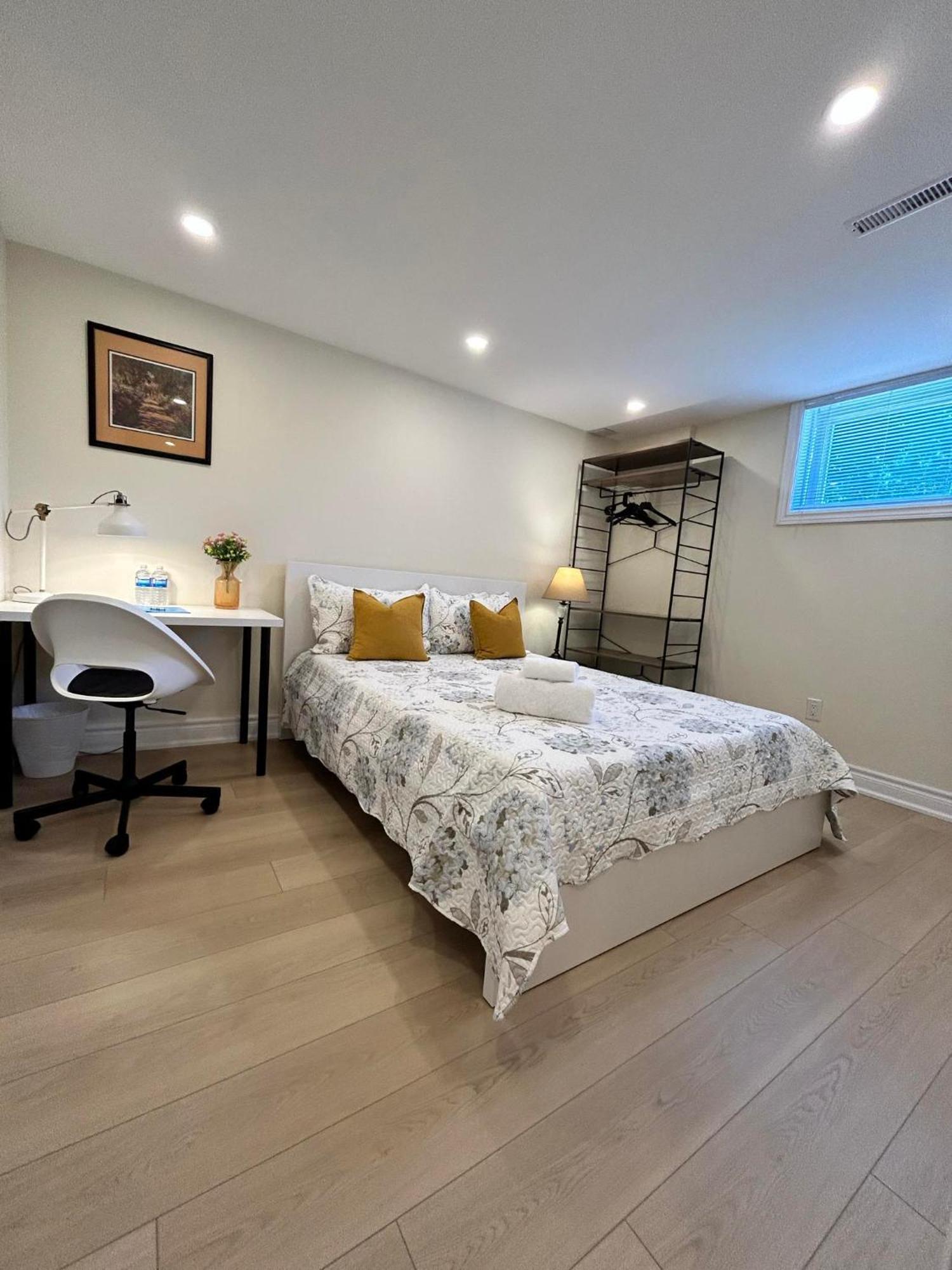 Brand New Lower Home With Exclusive Bathroom โตรอนโต ภายนอก รูปภาพ