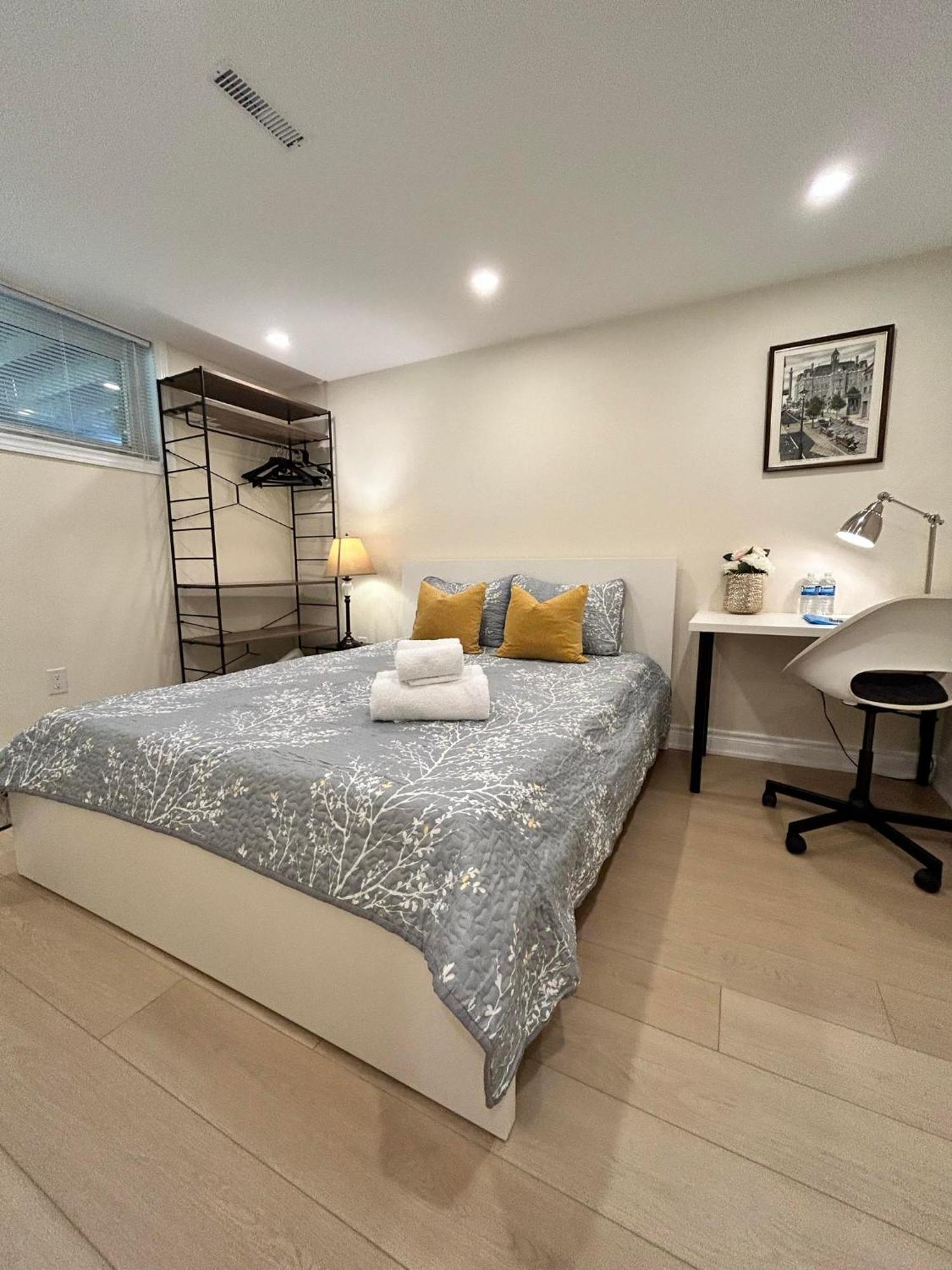 Brand New Lower Home With Exclusive Bathroom โตรอนโต ภายนอก รูปภาพ