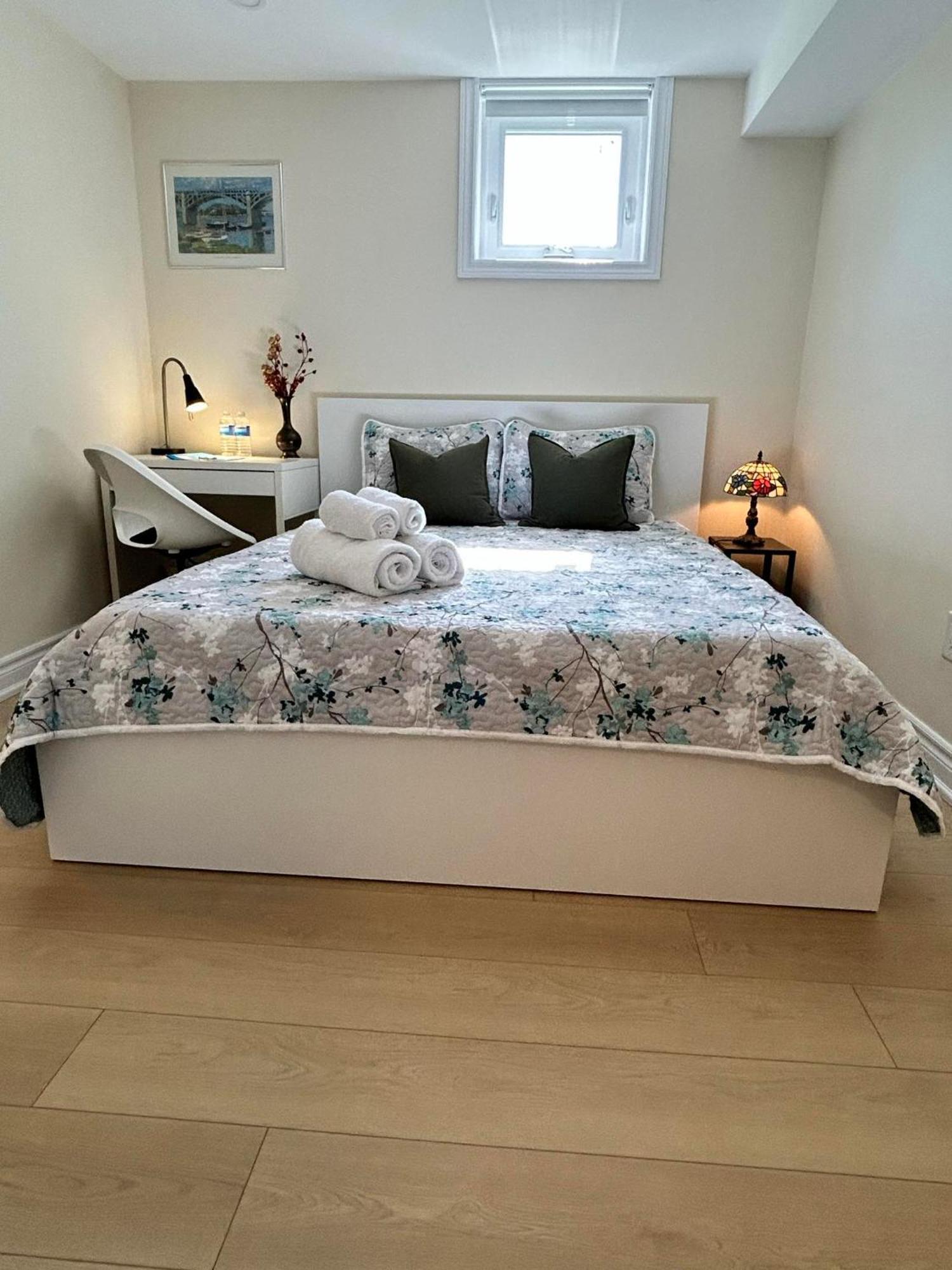 Brand New Lower Home With Exclusive Bathroom โตรอนโต ภายนอก รูปภาพ
